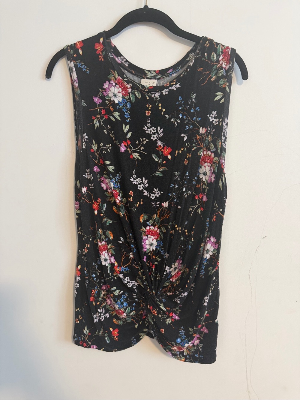 Twist-Front Floral Sleeveless Tank Top in Black